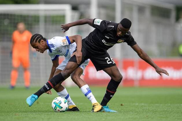 Bayer 04 Leverkusen vs FC Schalke 04, Meisterschaftsspiel U17 U 17 Bundesliga West, 24.05.2018 Henri-Franck Ariel Tehe (Schalke 04) im Zweikampf gegen Abdul Fesenmeyer beim Meisterschaftsspiel der U17 von Bayer Leverkusen und dem FC Schalke 04 am 24.05.2018, , Leverkusen NRW Deutschland Ulrich-Haberland Stadion *** Bayer 04 Leverkusen vs FC Schalke 04 Championship match U17 Bundesliga West 24 05 2018 Henri Franck Ariel Tehe Schalke 04 in a duel against Abdul Fesenmeyer in the U17 championship of Bayer Leverkusen and FC Schalke 04 on 24 05 2018 Leverkusen NRW Germany Ulrich Haberland stadium