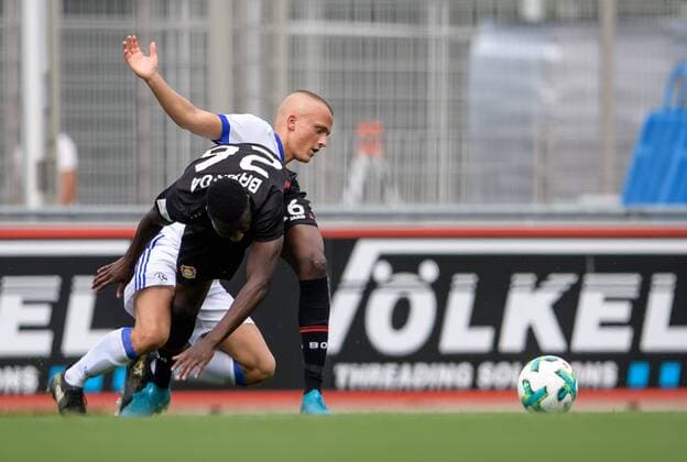 Bayer 04 Leverkusen vs FC Schalke 04, Meisterschaftsspiel U17 U 17 Bundesliga West, 24.05.2018 Nick Münch (FC Schalke 04) im Zweikampf gegen Abdul Fesenmeyer (Bayer Leverkusen) beim Meisterschaftsspiel der U17 von Bayer Leverkusen und dem FC Schalke 04 am 24.05.2018, , Leverkusen NRW Deutschland Ulrich-Haberland Stadion *** Bayer 04 Leverkusen vs FC Schalke 04 Championship game U17 Bundesliga West 24 05 2018 Nick Münch FC Schalke 04 in a duel against Abdul Fesenmeyer Bayer Leverkusen in the U17 championship of Bayer Leverkusen and FC Schalke 04 on 24 05 2018 Leverkusen NRW Germany Ulrich Haberland stadium