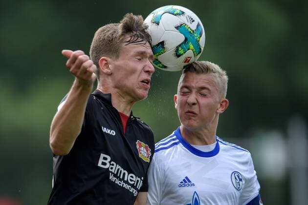 Bilder des Tages - SPORT Bayer 04 Leverkusen vs FC Schalke 04, Meisterschaftsspiel U17 U 17 Bundesliga West, 24.05.2018 Leon Gädicke (Bayer Leverkusen) im Kopfballduell gegen Jan Bachmann (Schalke 04) beim Meisterschaftsspiel der U17 von Bayer Leverkusen und dem FC Schalke 04 am 24.05.2018, , Leverkusen NRW Deutschland Ulrich-Haberland Stadion *** Bayer 04 Leverkusen vs FC Schalke 04 Championship match U17 Bundesliga West 24 05 2018 Leon Gädicke Bayer Leverkusen in header against Jan Bachmann Schalke 04 in the U17 championship of Bayer Leverkusen and FC Schalke 04 on 24 05 2018 Leverkusen NRW Germany Ulrich Haberland stadium