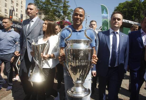 May 24, 2018 - Kiev, Ukraine - Kyiv City Mayor Vitalii Klitschko (L), UEFA s Ambassador of Women Champions League final Iya Andrushchak (2-L) and former soccer player of Milan Cafu (2-R), carry the Champions league trophies, during the opening ceremony of the Champions Festival in the UEFA Champions League Final fan zone in Kyiv, Ukraine, 24 May, 2018. The Champions Festival will be held in fan zone on May 24-27 in Kyiv during the final matches of the UEFA ChampionsÃ¢â‚¬â ¢ League among men and women. Real Madrid v Liverpool - UEFA Champions League Final Previews  - ZUMAn230 20180524_zaa_n230_592 Copyright: xStrx