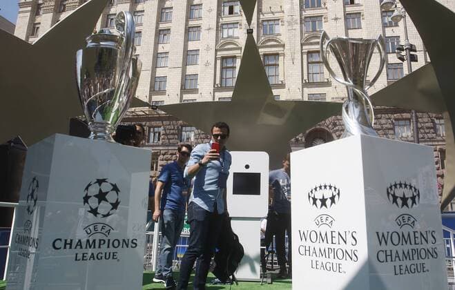 May 24, 2018 - Kiev, Ukraine - A visitor takes a photo of the Champions league trophies, during the opening ceremony of the Champions Festival in the UEFA Champions League Final fan zone in Kyiv, Ukraine, 24 May, 2018. The Champions Festival will be held in fan zone on May 24-27 in Kyiv during the final matches of the UEFA ChampionsÃ¢â‚¬â ¢ League among men and women. Real Madrid v Liverpool - UEFA Champions League Final Previews  - ZUMAn230 20180524_zaa_n230_601 Copyright: xStrx