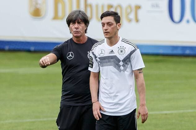 Eppan Italy 24 05 2018 DFB training camp national team coach Jochaim Loew GER and Mesut Oezil GER discussion DeFodi507