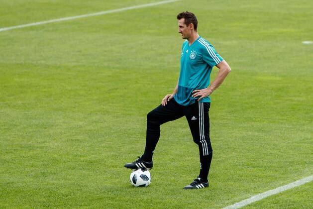 Eppan Italy 24 05 2018 DFB Training Camp National Team Miroslav Klose GER is watching DeFodi507