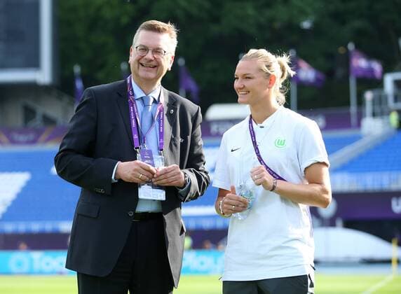 Lyon vs Wolfsburg Final CL Women Kiev Ukraine 24 05 2018 FOOTBALL Olympique Lyon vs VfL Wolfsburg Final UEFA Womens Champions League Season 2017 18 Image shows DFB President Reinhard Grindel Alexandra Popp VfL Wolfsburg Kyiv