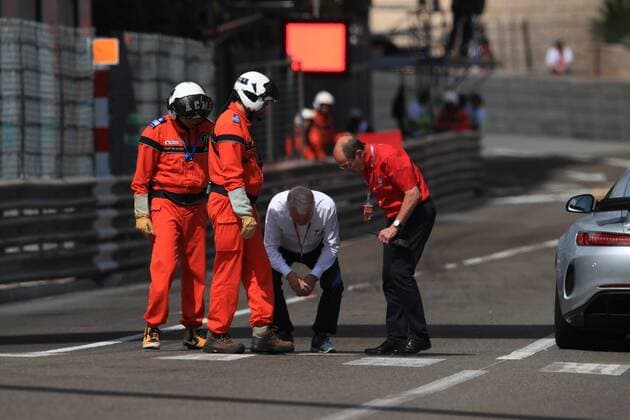 Charlie Whiting looks at the asphalt Grand Prix of Monaco 2018 Race Motorsport Formula 1 24 05 2018 Grand Prix of Monaco 2018 Race Motorsport Formula 1 24 05 2018 Monte Carlo Copyright: xIllman Eibner-Pressefotox EP_ANS
