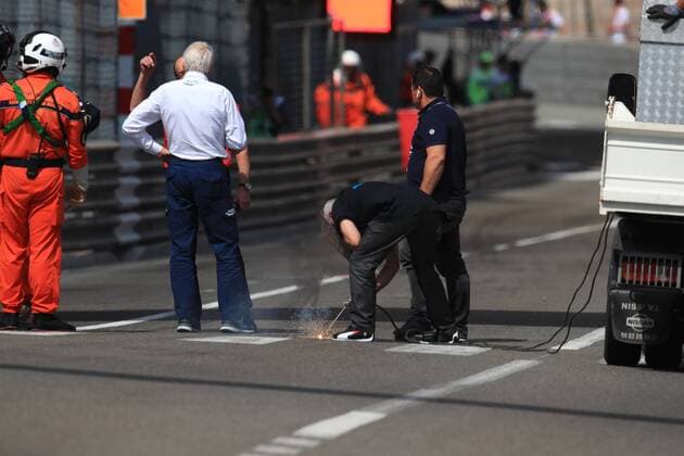 The asphalt is being repaired Grand Prix of Monaco 2018 Race Motorsport Formula 1 24 05 2018 Grand Prix of Monaco 2018 Race Motorsport Formula 1 24 05 2018 Monte Carlo Copyright: xIllman Eibner-Pressefotox EP_ANS