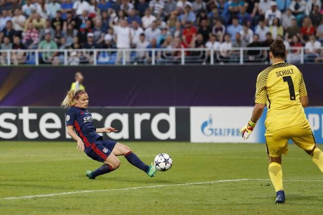 (L-R) Eugenie Le Sommer of Olympique Lyonnais, goalkeeper Almuth Schult of VfL Wolfsburg during the UEFA Women s Champions League final match between VfL Wolfsburg women and Olympique Lyonnais women on May 24, 2018 at Valeriy Lobanovskiy Dynamo Stadium in Kyiv, Ukraine UEFA Women s Champions League 2017 2018 xVIxVIxImagesx xMauricexvanxSteenxIVx 11023798