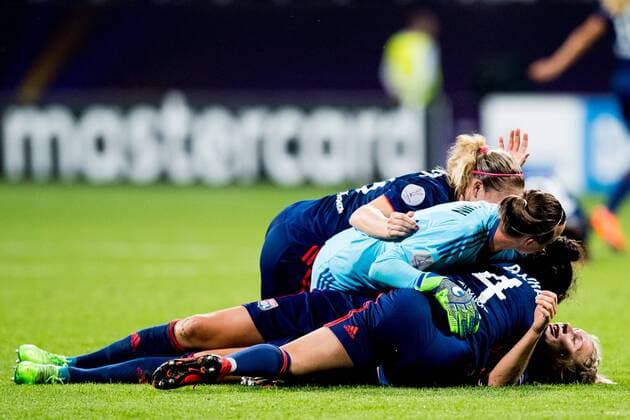 180524 Ada Hegerberg of Lyon celebrates with teammates after winning the UEFA Womens Champions League final between VfL Wolfsburg and Olympique Lyonnais on May 24, 2018 in Kyiv Photo Vegard Wivestad Cave BILDBYRAN Code VG 170174  Copyright: VEGARDxWIVESTADxGRoTT BB180524BB089