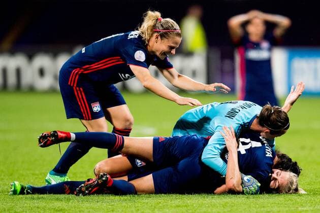 180524 Ada Hegerberg of Lyon celebrates with teammates after winning the UEFA Womens Champions League final between VfL Wolfsburg and Olympique Lyonnais on May 24, 2018 in Kyiv Photo Vegard Wivestad Cave BILDBYRAN Code VG 170174  Copyright: VEGARDxWIVESTADxGRoTT BB180524BB090