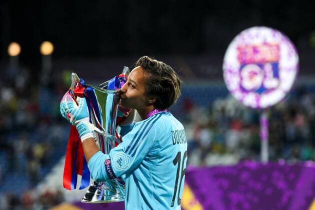 WOMEN SOCCER - UEFA Women CL, Wolfsburg vs Lyon KIEV,UKRAINE,24.MAY.18 - WOMEN SOCCER - UEFA Women Champions League, final, VfL Wolfsburg vs Olympique Lyon. Image shows the rejoicing of SarahÊBouhaddi (Lyon). Keywords: trophy. GEPAxpictures xMaticxKlansek