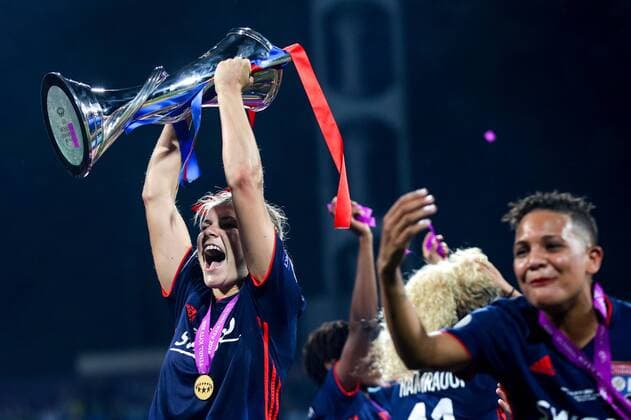 Themen der Woche - SPORT KW21 Bilder des Tages - SPORT WOMEN SOCCER - UEFA Women CL, Wolfsburg vs Lyon KIEV,UKRAINE,24.MAY.18 - WOMEN SOCCER - UEFA Women Champions League, final, VfL Wolfsburg vs Olympique Lyon. Image shows the rejoicing of AdaÊHegerberg (Lyon). Keywords: trophy. GEPAxpictures xMaticxKlansek