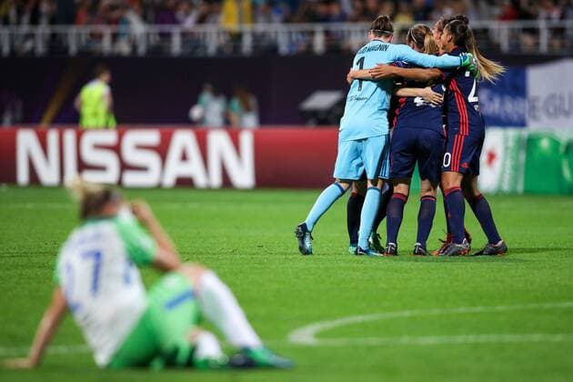 Bilder des Tages - SPORT WOMEN SOCCER - UEFA Women CL, Wolfsburg vs Lyon KIEV,UKRAINE,24.MAY.18 - WOMEN SOCCER - UEFA Women Champions League, final, VfL Wolfsburg vs Olympique Lyon. Image shows the disappointment of IsabelÊKerschowski (Wolfsburg) and the rejoicing of Lyon. GEPAxpictures xMaticxKlansek