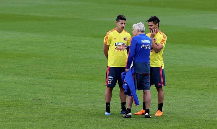 Colombia s national soccer team coach, Jose Pekerman (C), talks to James Rodriguez (L) and Falcao Garcia (R) during a training session to prepare for the Russia 2018 FIFA World Cup WM Weltmeisterschaft Fussball at the Nemesio Camacho El Campin stadium in Bogota, Colombia, 24 May 2018. Colombia s national soccer team prepares for Russia 2018 !ACHTUNG: NUR REDAKTIONELLE NUTZUNG!  Copyright: xLeonardoxMunozx BOG08 20180524-636627943210314878