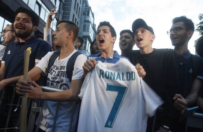 May 24, 2018 - Kiev, Ukraine - Fans are waiting for the arrival of Real Madrid players, near a hotel in Kiev, Ukraine, on 24 May, 2018. Real Madrid will face Liverpool FC in the UEFA Champions League final at the NSC Olimpiyskiy stadium in Kiev on 26 May 2018. Real Madrid vs Liverpool FC - ZUMAg194 20180524_zap_g194_033 Copyright: xSergxGlovnyx