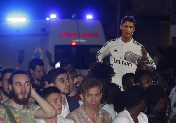 May 24, 2018 - Kiev, Ukraine - Fans are waiting for the arrival of Real Madrid players, near a hotel in Kiev, Ukraine, on 24 May, 2018. Real Madrid will face Liverpool FC in the UEFA Champions League final at the NSC Olimpiyskiy stadium in Kiev on 26 May 2018. Real Madrid vs Liverpool FC - ZUMAg194 20180524_zap_g194_034 Copyright: xSergxGlovnyx