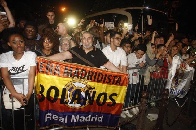 May 24, 2018 - Kiev, Ukraine - Real Madrid fans cheers in front of the team s hotel in Kiev, Ukraine, May 24, 2018. The 2018 UEFA Champions League Cup final football match between Real Madrid and Liverpool FC will held on May 26 at the Olimpiyskiy Stadium. Real Madrid v Liverpool - UEFA Champions League Final Previews  - ZUMAn230 20180524_zaa_n230_1319 Copyright: xStrx