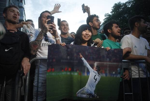 May 24, 2018 - Kiev, Ukraine - Real Madrid fans cheers in front of the team s hotel in Kiev, Ukraine, May 24, 2018. The 2018 UEFA Champions League Cup final football match between Real Madrid and Liverpool FC will held on May 26 at the Olimpiyskiy Stadium. Real Madrid v Liverpool - UEFA Champions League Final Previews  - ZUMAn230 20180524_zaa_n230_1321 Copyright: xStrx