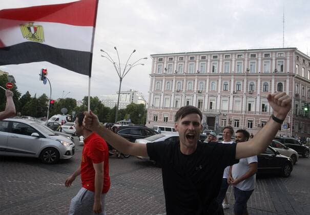 May 24, 2018 - Kiev, Ukraine - Liverpool s fans cheers in front of the team s hotel in Kiev, Ukraine, May 24, 2018. The 2018 UEFA Champions League Cup final football match between Real Madrid and Liverpool FC will held on May 26 at the Olimpiyskiy Stadium. Real Madrid v Liverpool - UEFA Champions League Final Previews  - ZUMAn230 20180524_zaa_n230_1322 Copyright: xStrx