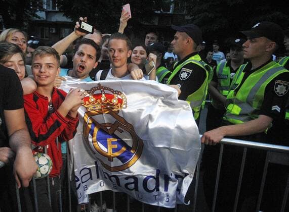 May 24, 2018 - Kiev, Ukraine - Real Madrid fans cheers in front of the team s hotel in Kiev, Ukraine, on 24 May, 2018. Real Madrid will face Liverpool FC in the UEFA Champions League final at the NSC Olimpiyskiy stadium in Kiev on 26 May 2018. Real Madrid vs Liverpool FC - ZUMAg194 20180524_zap_g194_041 Copyright: xSergxGlovnyx