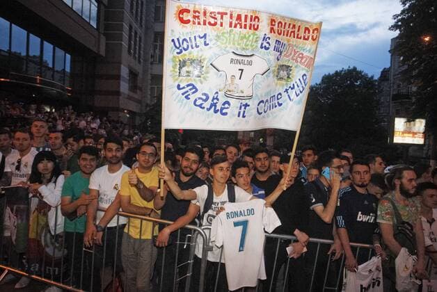 May 24, 2018 - Kiev, Ukraine - Real Madrid fans cheers in front of the team s hotel in Kiev, Ukraine, on 24 May, 2018. Real Madrid will face Liverpool FC in the UEFA Champions League final at the NSC Olimpiyskiy stadium in Kiev on 26 May 2018. Real Madrid vs Liverpool FC - ZUMAg194 20180524_zap_g194_047 Copyright: xSergxGlovnyx