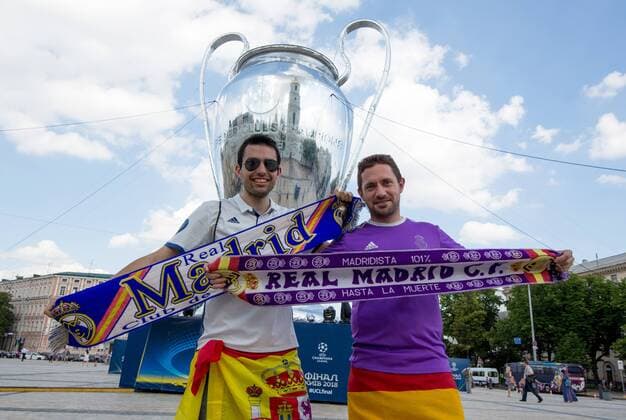 SOCCER - UEFA CL final, Liverpool vs Real, preview KIEV,UKRAINE,25.MAY.18 - SOCCER - UEFA Champions League, final, Liverpool FC vs Real Madrid CF, preview. Image shows the fans of Madrid and a big trophy statue. GEPAxpictures xMaticxKlansek