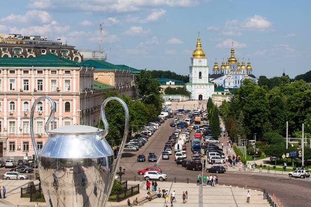 SOCCER - UEFA CL final, Liverpool vs Real, preview KIEV,UKRAINE,25.MAY.18 - SOCCER - UEFA Champions League, final, Liverpool FC vs Real Madrid CF, preview, training of Liverpool. Image shows a big trophy statue on Sofiyivska Square and in background St. Michael s Golden-Domed Monastery. GEPAxpictures xMaticxKlansek