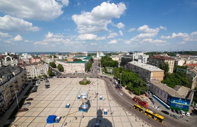 SOCCER - UEFA CL final, Liverpool vs Real, preview KIEV,UKRAINE,25.MAY.18 - SOCCER - UEFA Champions League, final, Liverpool FC vs Real Madrid CF, preview, training of Liverpool. Image shows an overview of the big trophy statue on Sofiyivska Square. GEPAxpictures xMaticxKlansek