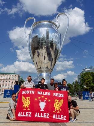 SOCCER - UEFA CL final, Liverpool vs Real, preview KIEV,UKRAINE,25.MAY.18 - SOCCER - UEFA Champions League, final, Liverpool FC vs Real Madrid CF, preview, training of Liverpool. Image shows the fans of Liverpool and a big trophy statue. GEPAxpictures xMaticxKlansek