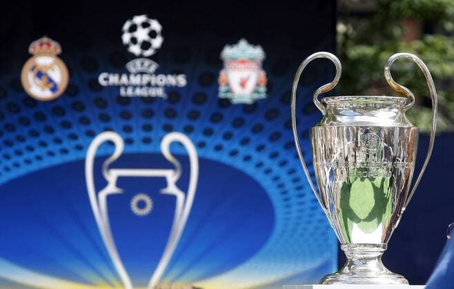 May 25, 2018 - Kiev, Ukraine - The Champions league trophy is seen in a fan zone, Kiev, Ukraine, 25 May 2018. Real Madrid will face Liverpool FC in the UEFA Champions League final at the NSC Olimpiyskiy stadium on 26 May 2018. Real Madrid vs Liverpool FC - ZUMAg194 20180525_zap_g194_009 Copyright: xSergxGlovnyx