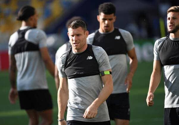 Liverpool British midfielders James Milner (C) and Adam Lallana (R) attend a team training session at the NSC Olimpiyskiy stadium in Kiev, Ukraine, 25 May 2018. Liverpool FC will face Real Madrid in the Champions League final at the NSC Olimpiyskiy stadium in Kiev on 26 May 2018. Liverpool training session !ACHTUNG: NUR REDAKTIONELLE NUTZUNG!  Copyright: xMykolaxTysx GRAF5700 20180525-636628676603939506