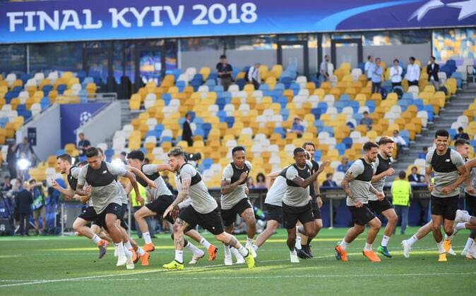(L-R) Liverpool Brazilian striker Roberto Firmino, Spanish left-back, British right-back Nathaniel Clyne, Dutch midfielder Georginio Wijnaldum, British forward Danny Ings, British midfielder Adam Lallana, and Dominic Solanke attend a team training session at the NSC Olimpiyskiy stadium in Kiev, Ukraine, 25 May 2018. Liverpool FC will face Real Madrid in the Champions League final at the NSC Olimpiyskiy stadium in Kiev on 26 May 2018. Liverpool training session !ACHTUNG: NUR REDAKTIONELLE NUTZUNG!  Copyright: xMykolaxTysx GRAF5709 20180525-636628681573601062