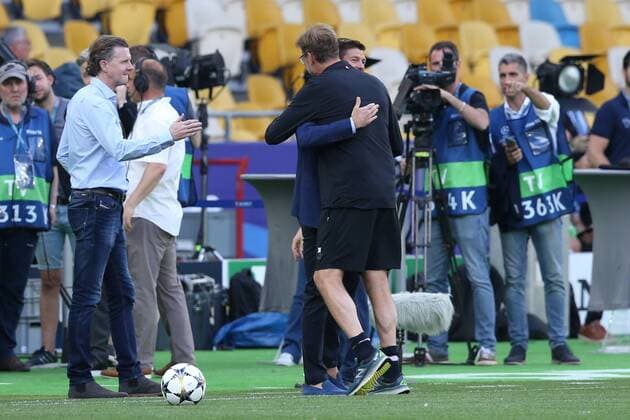 Liverpool Training Liverpool Manager Jurgen Klopp and Steve Gerrard embrace during the Liverpool training session at the Olympic Stadium, Kiev Content Not Available For UK Newspapers Copyright: xPaulxChestertonx FIL-11834-0049