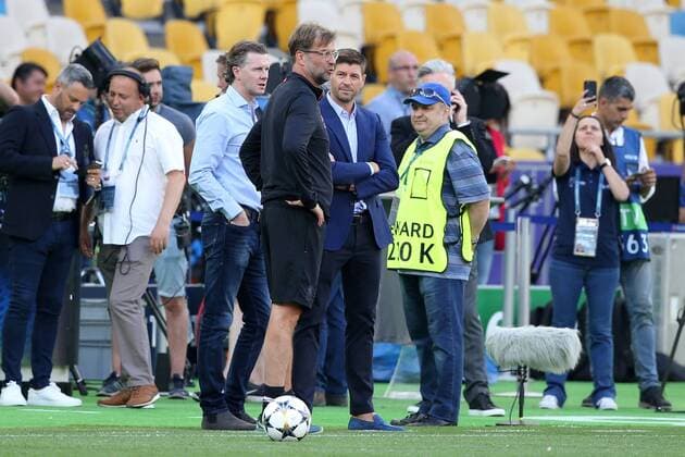 Liverpool Training Liverpool Manager Jurgen Klopp, Steve Gerrard and Steve McManaman during the Liverpool training session at the Olympic Stadium, Kiev Content Not Available For UK Newspapers Copyright: xPaulxChestertonx FIL-11834-0053