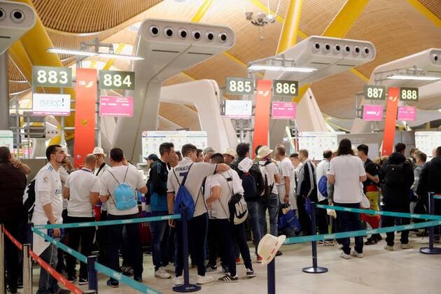 Real Madrid fans are seen at Barajas airport in Madrid, Spain, 25 May 2018, before boarding a plane to Kiev in order to see the Champions League final between Real Madrid vs Liverpool. Real Madrid fans travel to Kiev !ACHTUNG: NUR REDAKTIONELLE NUTZUNG!  Copyright: xJuanJoxMartínx GRAF5816 20180525-636628736790285050