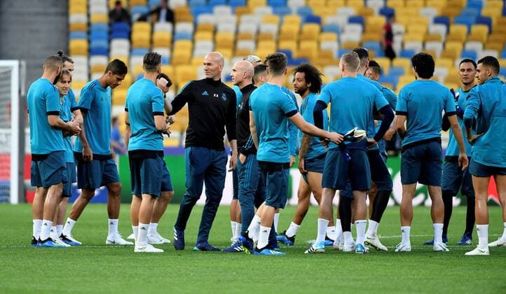 Real Madrid head coach Zinedine Zidane (4-L) leads a team training session at the NSC Olimpiyskiy stadium in Kiev, Ukraine, 25 May 2018. Real Madrid will face Liverpool FC in the Champions League final at the NSC Olimpiyskiy stadium in Kiev on 26 May 2018. Real Madrid training session !ACHTUNG: NUR REDAKTIONELLE NUTZUNG!  Copyright: xMykolaxTysx GRAF5833 20180525-636628751208267222