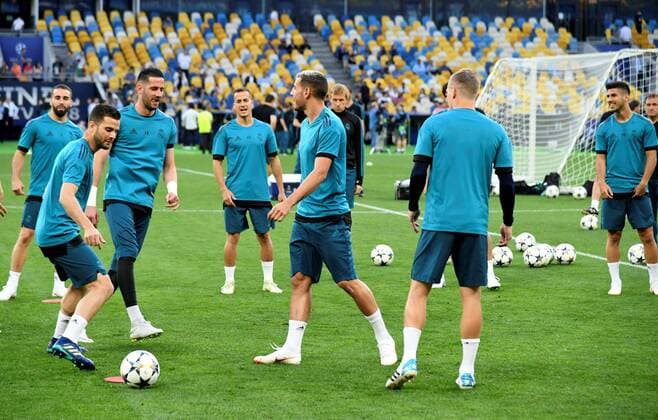 (L-R) Real Madrid players Daniel Carvajal, Nacho Fernandez, Kiko Casilla, Lucas Vazquez, Theo Hernandez, Toni Kroos, and Marco Asensio attend a team training session at the NSC Olimpiyskiy stadium in Kiev, Ukraine, 25 May 2018. Real Madrid will face Liverpool FC in the Champions League final at the NSC Olimpiyskiy stadium in Kiev on 26 May 2018. Real Madrid training session !ACHTUNG: NUR REDAKTIONELLE NUTZUNG!  Copyright: xMykolaxTysx GRAF5873 20180525-636628772466536465