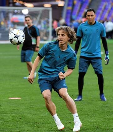 Real Madrid Croatian midfielder Luka Modric (L) and Costa Rican goalkeeper Keylor Navas (R) attend a team training session at the NSC Olimpiyskiy stadium in Kiev, Ukraine, 25 May 2018. Real Madrid will face Liverpool FC in the Champions League final at the NSC Olimpiyskiy stadium in Kiev on 26 May 2018. Real Madrid training session !ACHTUNG: NUR REDAKTIONELLE NUTZUNG!  Copyright: xMykolaxTysx GRAF5866 20180525-636628780139249983