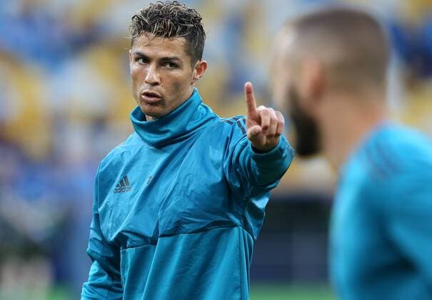 Bilder des Tages - SPORT Real Madrid Training Cristiano Ronaldo of Real Madrid makes a point to Karim Benzema of Real Madrid during the Real Madrid training session at the Olympic Stadium, Kiev Content Not Available For UK Newspapers Copyright: xPaulxChestertonx FIL-11836-0015