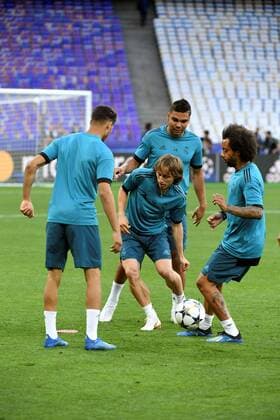 Real Madrid Croatian midfielder Luka Modric (2-L), Brazilian midfielder Casemiro (2-R) and Brazilian right-back Marcelo (R) perform during team training session at the NSC Olimpiyskiy stadium in Kiev, Ukraine, 25 May 2018. Real Madrid will face Liverpool FC in the Champions League final at the NSC Olimpiyskiy stadium in Kiev on 26 May 2018. Real Madrid training session !ACHTUNG: NUR REDAKTIONELLE NUTZUNG!  Copyright: xMykolaxTysx GRAF5871 20180525-636628791678837520