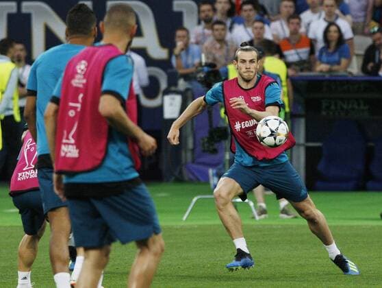 May 25, 2018 - Kiev, Ukraine - Real Madrid s GARETH BALE (R) attends a a training session at the NSC Olimpiyskiy stadium in Kiev, Ukraine, on 25 May 2018. Real Madrid will face Liverpool FC in the UEFA Champions League final at the NSC Olimpiyskiy stadium in Kiev on 26 May 2018. Real Madrid vs Liverpool FC - ZUMAg194 20180525_zap_g194_027 Copyright: xSergxGlovnyx