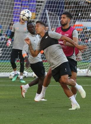 (180526) -- KIEV, May 26, 2018 -- Roberto Firmino (Front) of Liverpool attends a training session before the UEFA Champions League final match between Liverpool and Real Madrid at the Olympic Stadium in Kiev, Ukraine, May 25, 2018. ) (SP)UKRAINE-KIEV-CHAMPIONS LEAGUE-TRAINING Sergey 