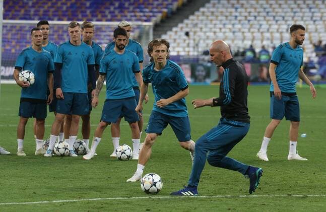 (180526) -- KIEV, May 26, 2018 -- Luka Modric (3rd R) of Real Madrid attends a training session before the UEFA Champions League final match between Liverpool and Real Madrid at the Olympic Stadium in Kiev, Ukraine, May 25, 2018. ) (SP)UKRAINE-KIEV-CHAMPIONS LEAGUE-TRAINING Sergey 