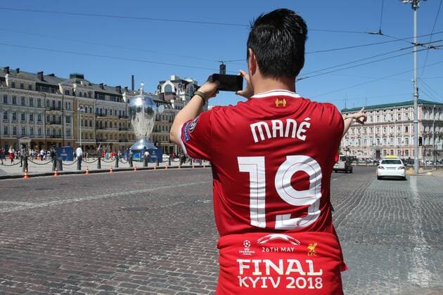Real Madrid v Liverpool UEFA Champions League Final A Liverpool fan takes a photo of a giant Champions League trophy before the UEFA Champions League Final at the Olympic Stadium, Kiev Content Not Available For UK Newspapers Copyright: xPaulxChestertonx FIL-11844-0017