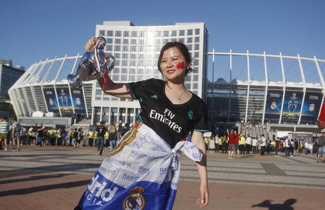 May 26, 2018 - Kiev, Ukraine - A Real Madrid s fan poses for a photo in front of the NSC Olimpiyskiy stadium in Kiev, Ukraine, 26 May 2018. Real Madrid will face Liverpool FC in the UEFA Champions League final at the NSC Olimpiyskiy stadium on 26 May 2018. Real Madrid vs Liverpool FC, UEFA Champions League final - ZUMAg194 20180526_zap_g194_005 Copyright: xSergxGlovnyx