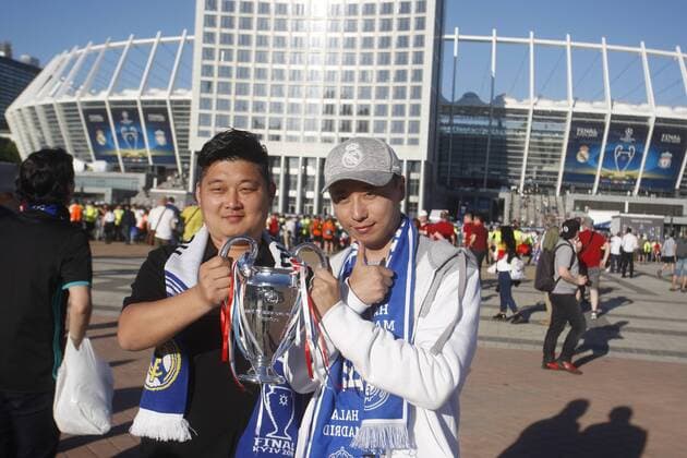 May 26, 2018 - Kiev, Ukraine - Liverpool fans pose for a photo in front of the NSC Olimpiyskiy stadium in Kiev, Ukraine, 26 May 2018. Real Madrid will face Liverpool FC in the UEFA Champions League final at the NSC Olimpiyskiy stadium on 26 May 2018. Real Madrid vs Liverpool FC, UEFA Champions League final - ZUMAg194 20180526_zap_g194_011 Copyright: xSergxGlovnyx