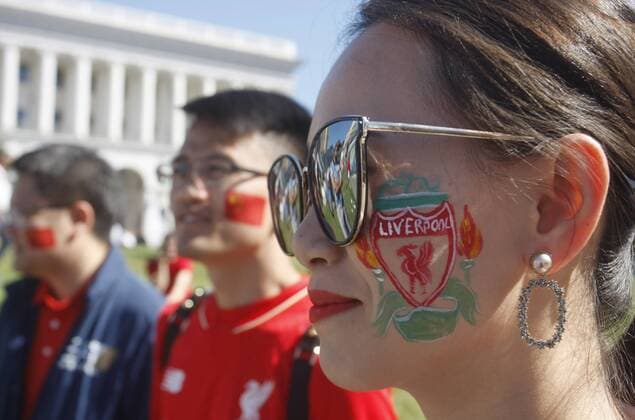 May 26, 2018 - Kiev, Ukraine - Footballl fans pose attend a fan zone in Kiev, Ukraine, 26 May 2018. Real Madrid will face Liverpool FC in the UEFA Champions League final at the NSC Olimpiyskiy stadium on 26 May 2018. Real Madrid vs Liverpool FC, UEFA Champions League final - ZUMAg194 20180526_zap_g194_012 Copyright: xSergxGlovnyx