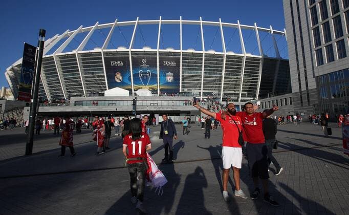 Fußball, CL-Finale, Fans vor dem Spiel Liverpool fans make their way to the stadium during the UEFA Champions League Final match at the NSK Olimpiyskiy Stadium, Kiev. Picture date 26th May 2018. Picture credit should read: David Klein Sportimage EDITORIAL USE ONLY. No use with unauthorised audio, video, data, fixture lists, club league logos or live services. Online in-match use limited to 120 images, no video emulation. No use in betting, games or single club league player publications.