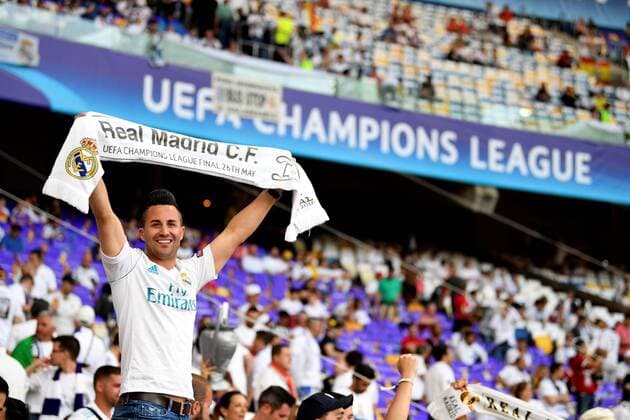 Fußball, CL-Finale, Fans vor dem Spiel Real Madrid fans pose as they arrive for the UEFA Champions League final between Real Madrid and Liverpool FC at the NSC Olimpiyskiy stadium in Kiev, Ukraine, 26 May 2018. UCL Final 2018 - Real Madrid vs Liverpool FC !ACHTUNG: NUR REDAKTIONELLE NUTZUNG!  Copyright: xMykolaxTysx RML01 20180526-636629608082021390