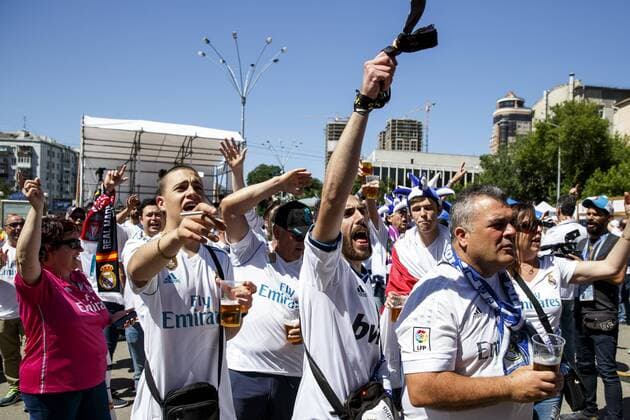 Fußball, CL-Finale, Fans vor dem Spiel May 26, 2018 - Kiev, Ukraine - Real Madrid fans gather prior the final of the UEFA Champions League in a fanzone downtown Kiev, Ukraine, 26 May 2018. Real Madrid will face Liverpool FC in the UEFA Champions League final at the NSC Olimpiyskiy stadium on 26 May 2018. Real Madrid v Liverpool - UEFA Champions League Final  - ZUMAn230 20180526_zaa_n230_772 Copyright: xOlegxPereverzevx
