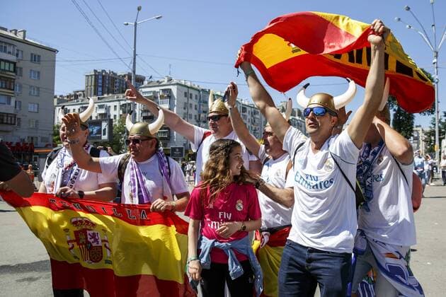 May 26, 2018 - Kiev, Ukraine - Real Madrid fans gather prior the final of the UEFA Champions League in a fanzone downtown Kiev, Ukraine, 26 May 2018. Real Madrid will face Liverpool FC in the UEFA Champions League final at the NSC Olimpiyskiy stadium on 26 May 2018. Real Madrid v Liverpool - UEFA Champions League Final  - ZUMAn230 20180526_zaa_n230_773 Copyright: xOlegxPereverzevx